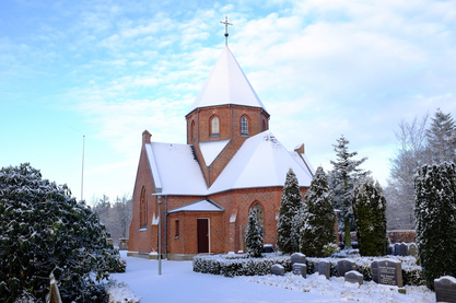 Skærlund kirke med sne
