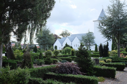 Billede fra kirkegården med kirke i baggrunden