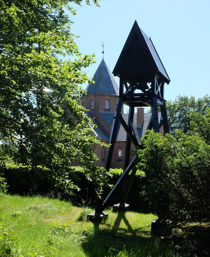 Skærlund kirke med tårn i forgrunden
