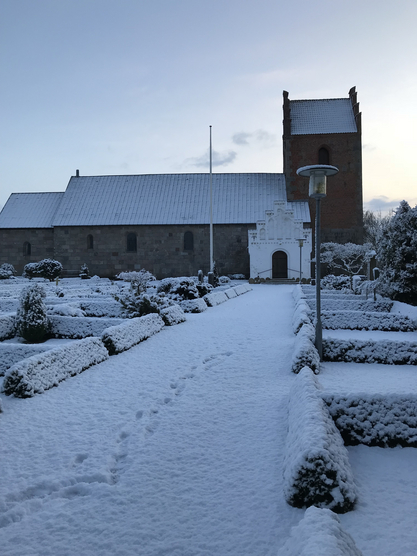 Kirke og kirkegård i hvidt